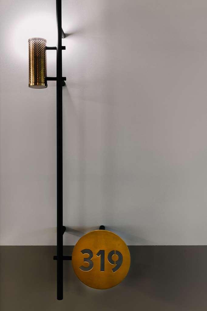 Hotel Qt Newcastle Habitación foto A candle clock