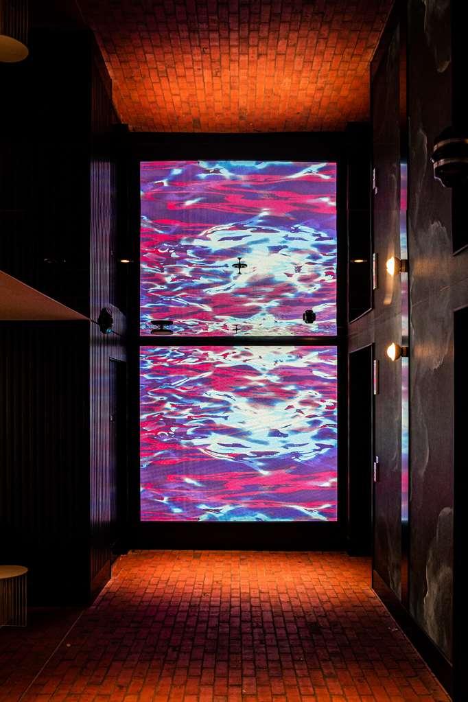 Hotel Qt Newcastle Interior foto The 10-metre-high (33 ft) glass wall in the foyer